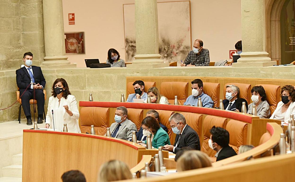 Intervención de Concha Andreu en el Pleno del Parlamento de La Rioja de este jueves. 