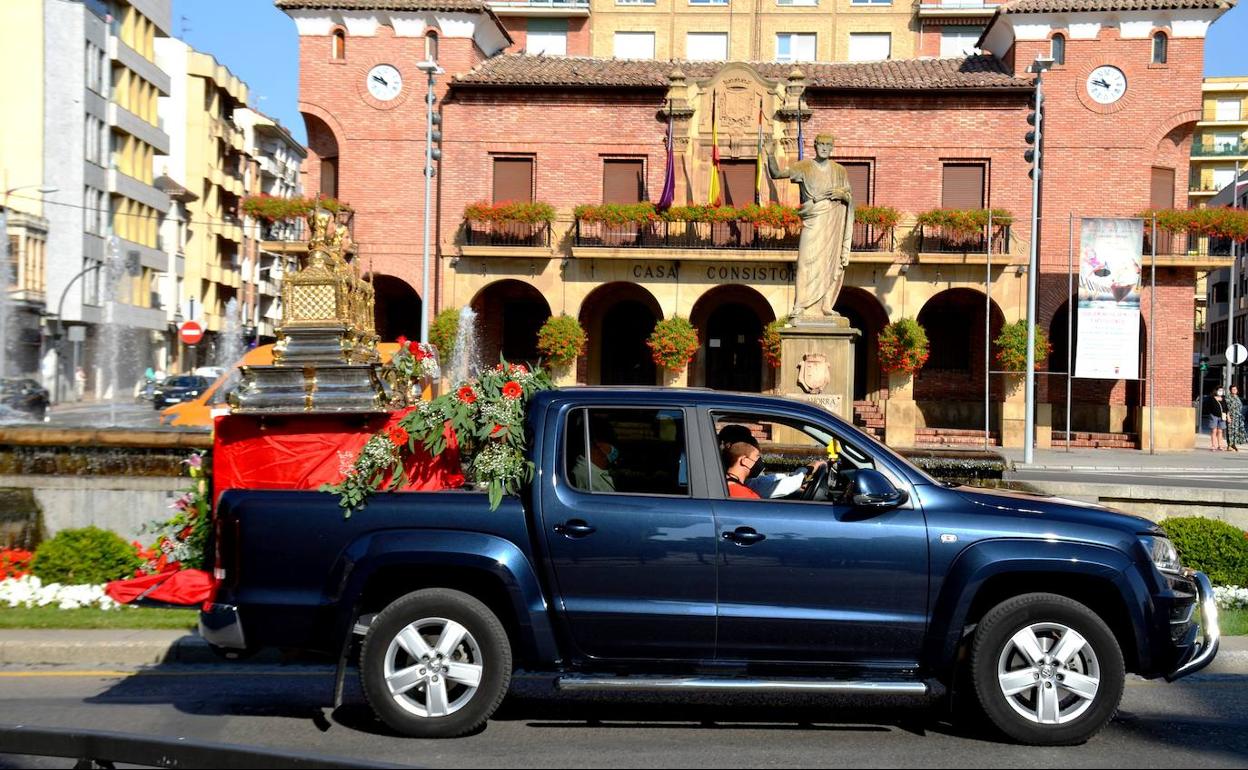 El vehículo con las urnas de las reliquias de los patronos de Calahorra frente el Ayuntamiento, que como denuncia el PP no lució los reposteros de los santos 