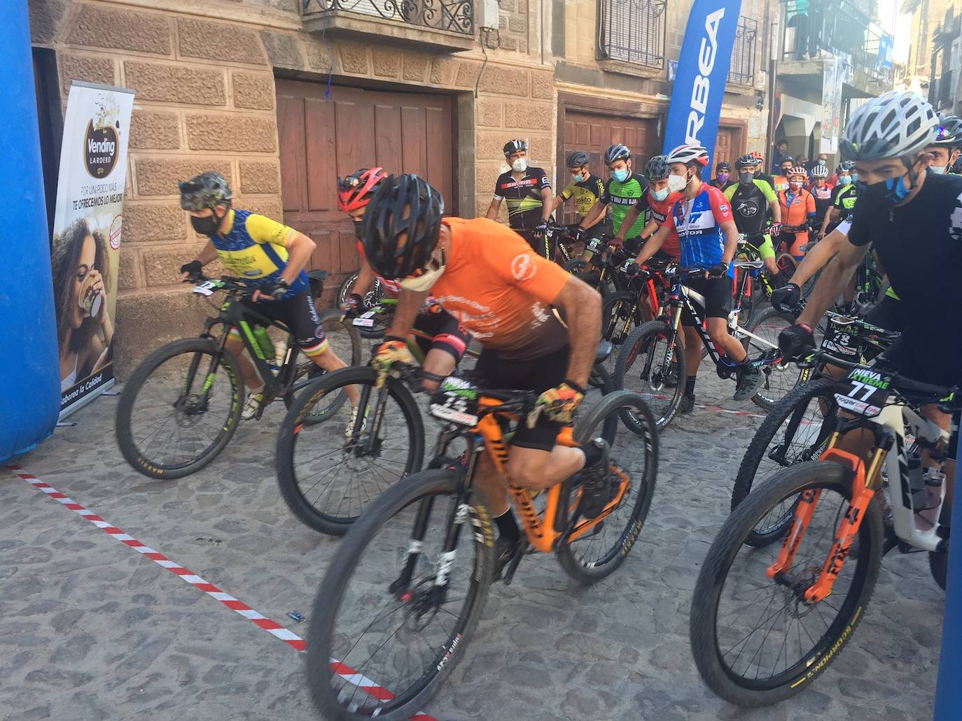 265 ciclistas en una marcha inédita que recorrió 75 kilómetros por los bellos parajes boscosos del Alto Iregua. 