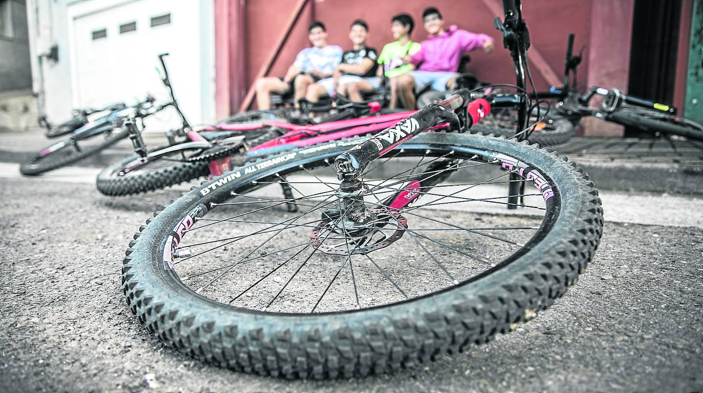 Apurando los últimos días de vacaciones con las bicis, en Arenzana de Abajo. 