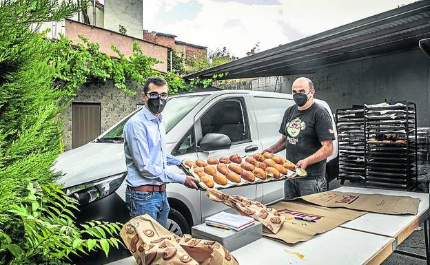 Samuel y Héctor Ulecia, con los bollos de chorizo.