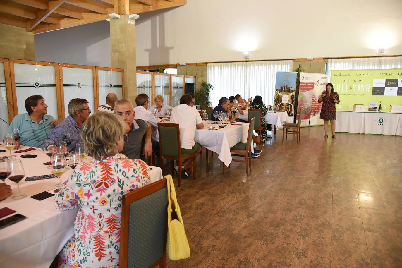 Los jugadores del torneo de patrocinadores de la Liga de Golf y Vino disfrutaron de una cata en El Campo de Logroño. 