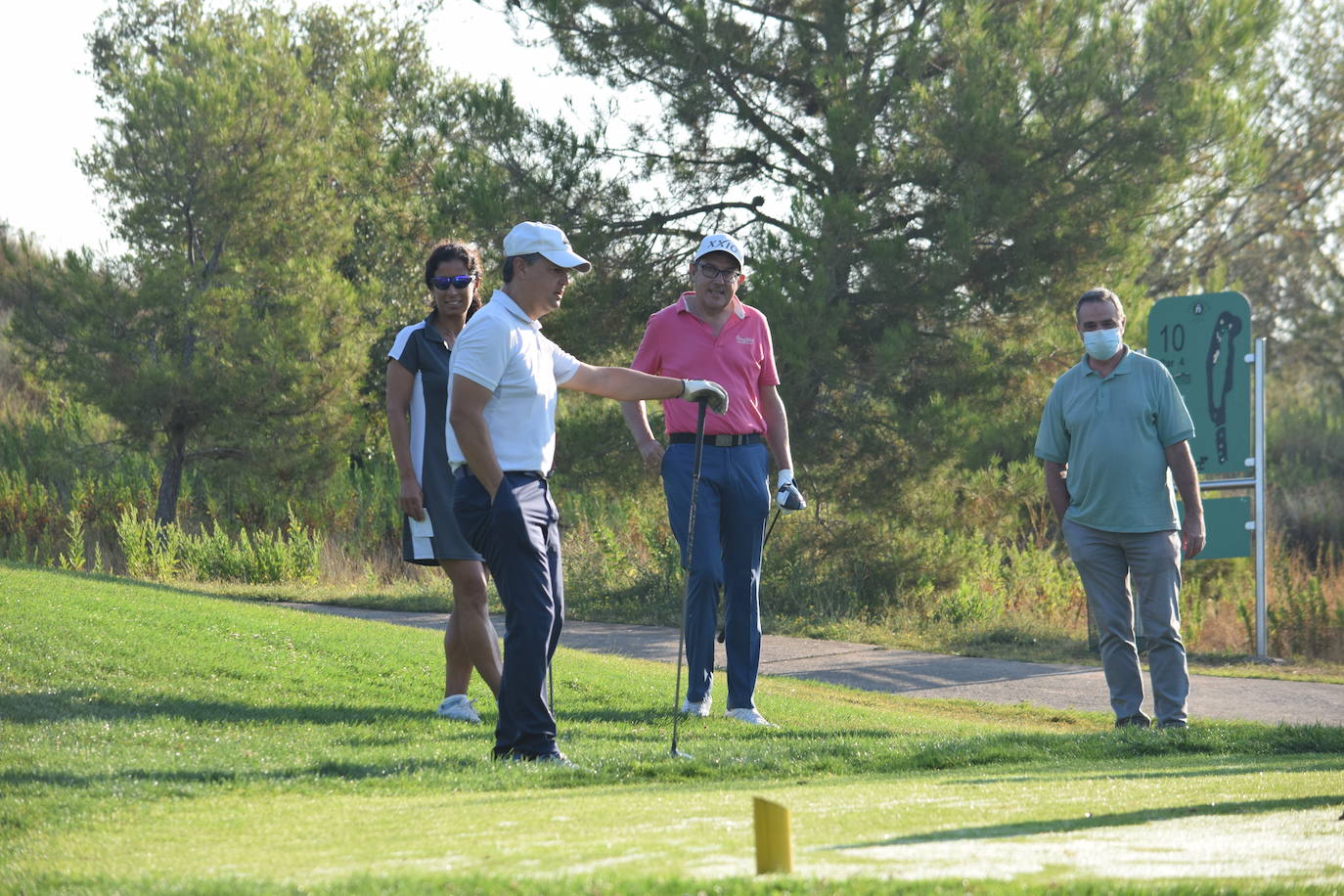 Los participantes en el torneo de patrocinadores de la Liga de Golf y Vino disfrutaron de un gran día de golf en El Campo de Logroño. 