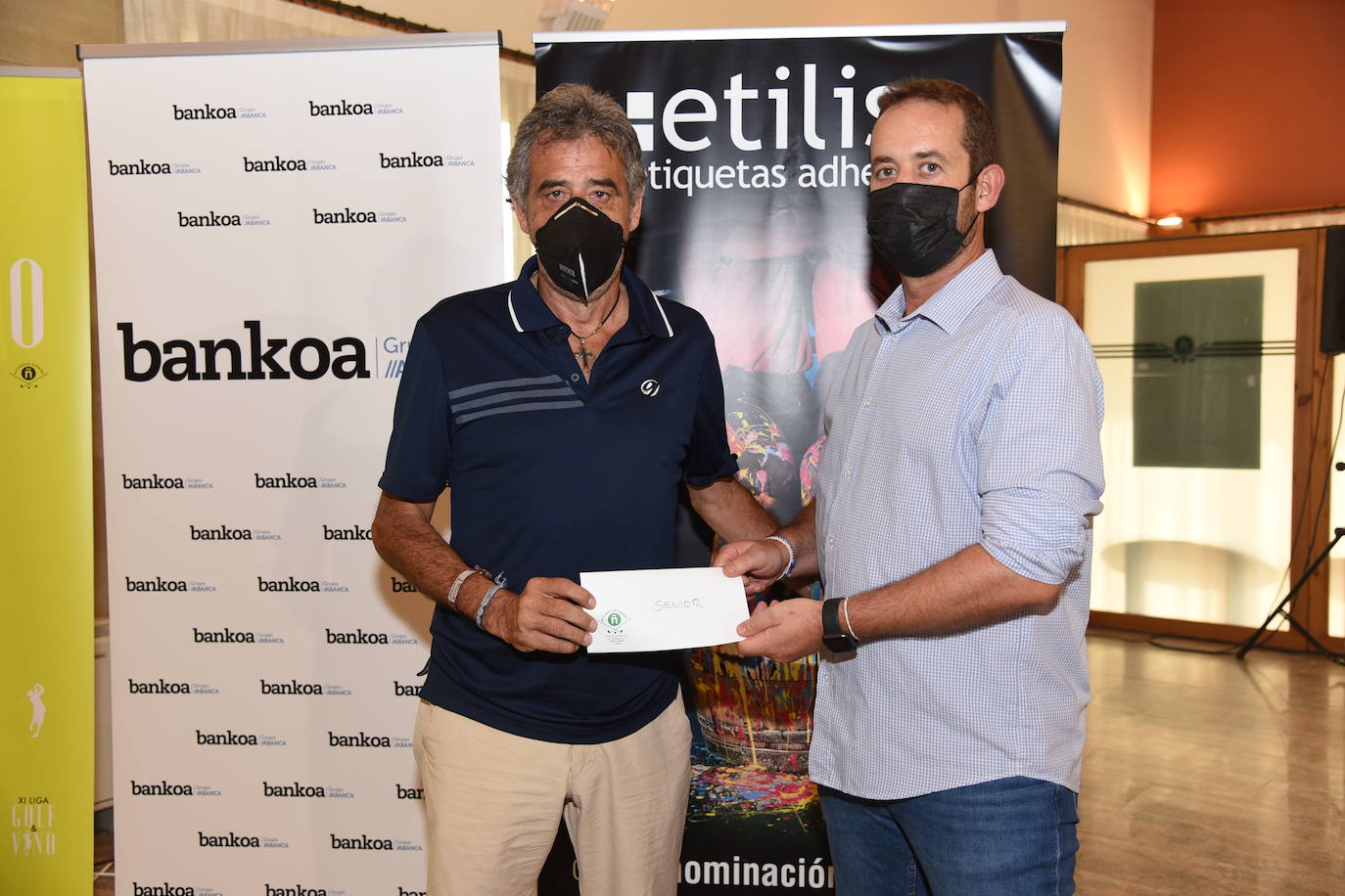 Los ganadores del torneo de los patrocinadores de la Liga de Golf y Vino recibieron sus premios. 