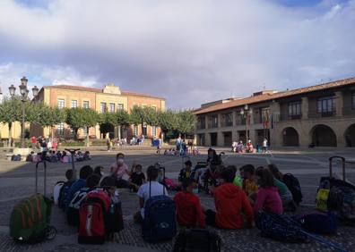 Imagen secundaria 1 - Alumnos y profesores del Jerónimo Hermosilla dan clase en la calle y exigen desinfectar el centro