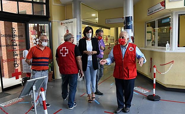 Reinares muestra a Madorrán las instalaciones de la Cruz Roja. 