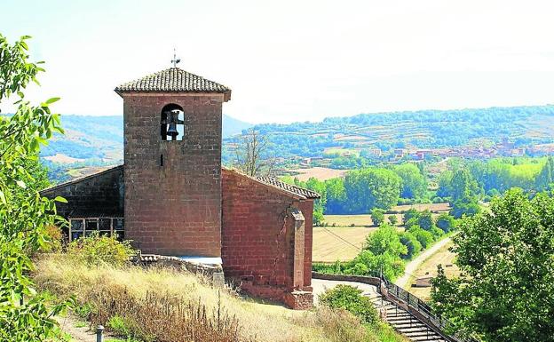 Iglesia de Bezares y al fondo Santa Coloma, ambas dependieron de Santa María la Real. 