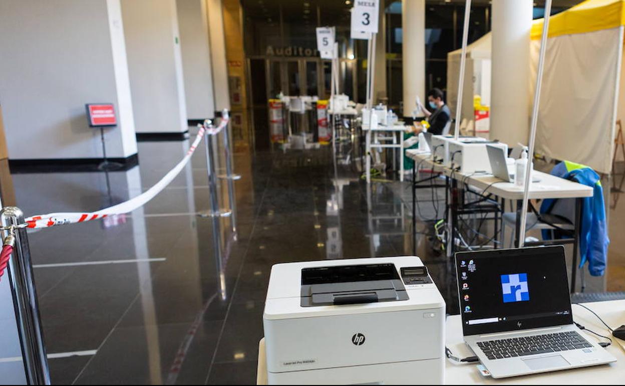 Puestos de recepción del punto de vacunación del Riojafórum. 