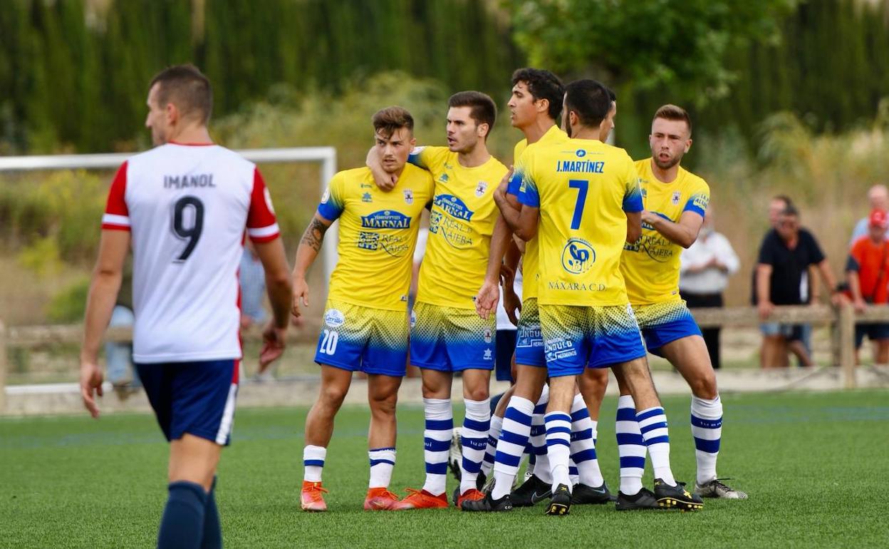 Los jugadores najerinos celebran uno de sus goles. 