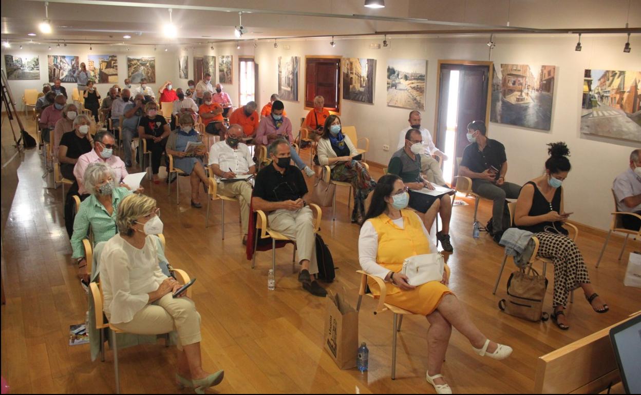 Los representantes de las diecisiete asociaciones compartieron ayer impresiones en la jornada de trabajo. 