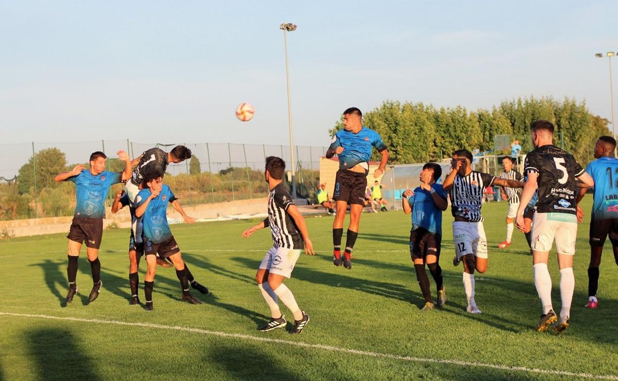 El blanquinegro Arana (7) golpea como puede el balón en los últimos instantes del partido del Haro ayer en San Roque frente al Agoncillo. 