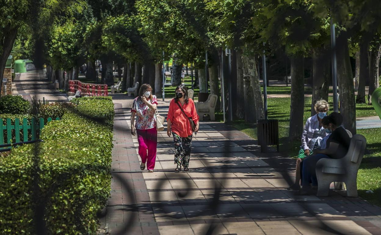 Imagen de archivo de dos mujeres paseando por el paseo de La Florida dde Alfaro 