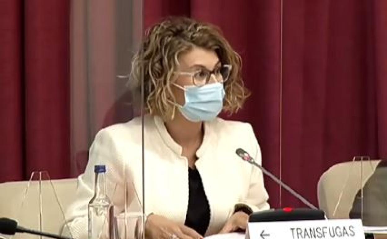 La concejal con el cartel de tránsfugas.