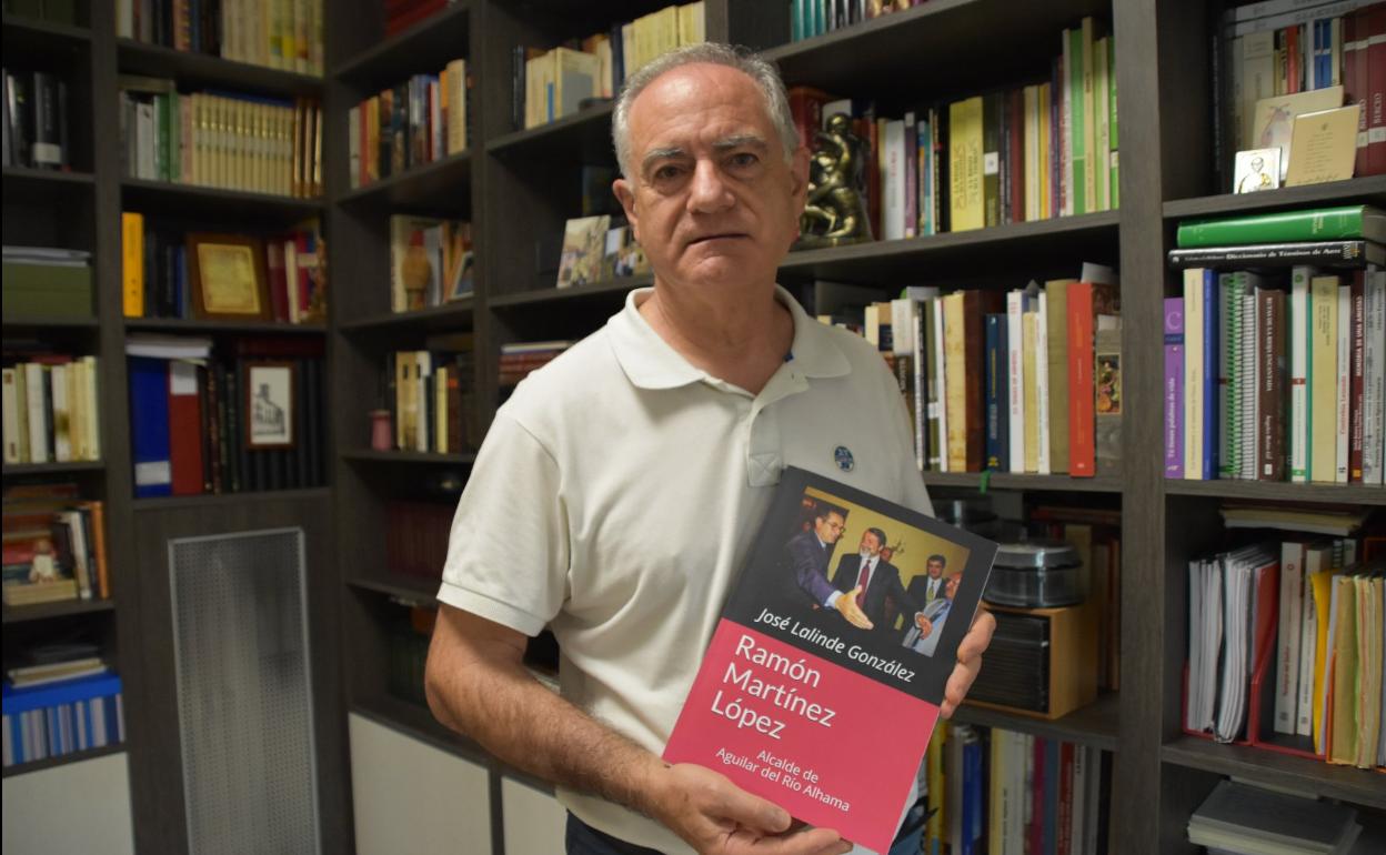 José Ángel Lalinde con el libro sobre Ramón Martínez. 