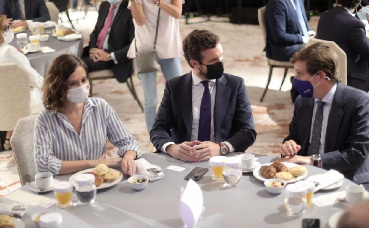 Isabel Díaz Ayuso, Pablo Casado y José Luis Martínez Almeida. 