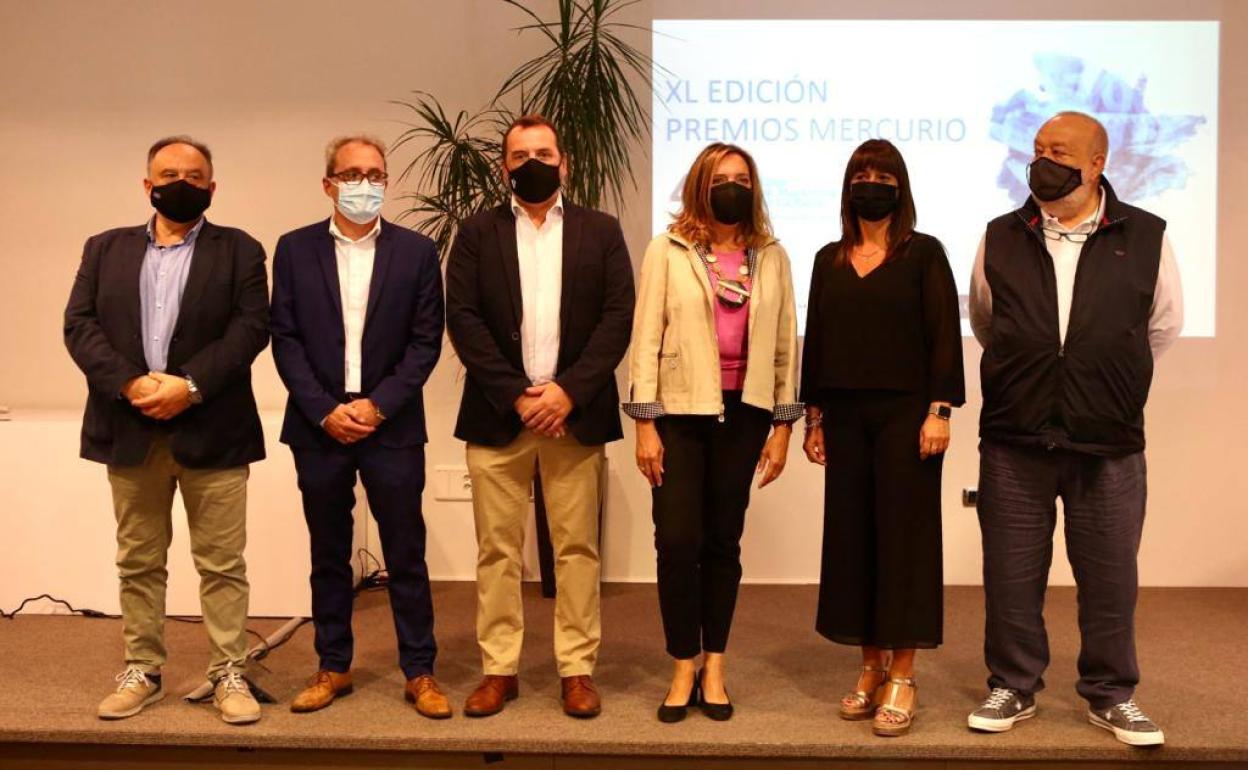 Los premiados en esta edición, de izda a dcha., Eduardo Villar (Horno Arguiñano), Óscar Ruiz (Bosonit), Daniel Santamaría (Grupo Rafael González), Elena Ceca (Tonelería Murúa), Raquel Lezana (CVNE) y José María Pancorbo. 