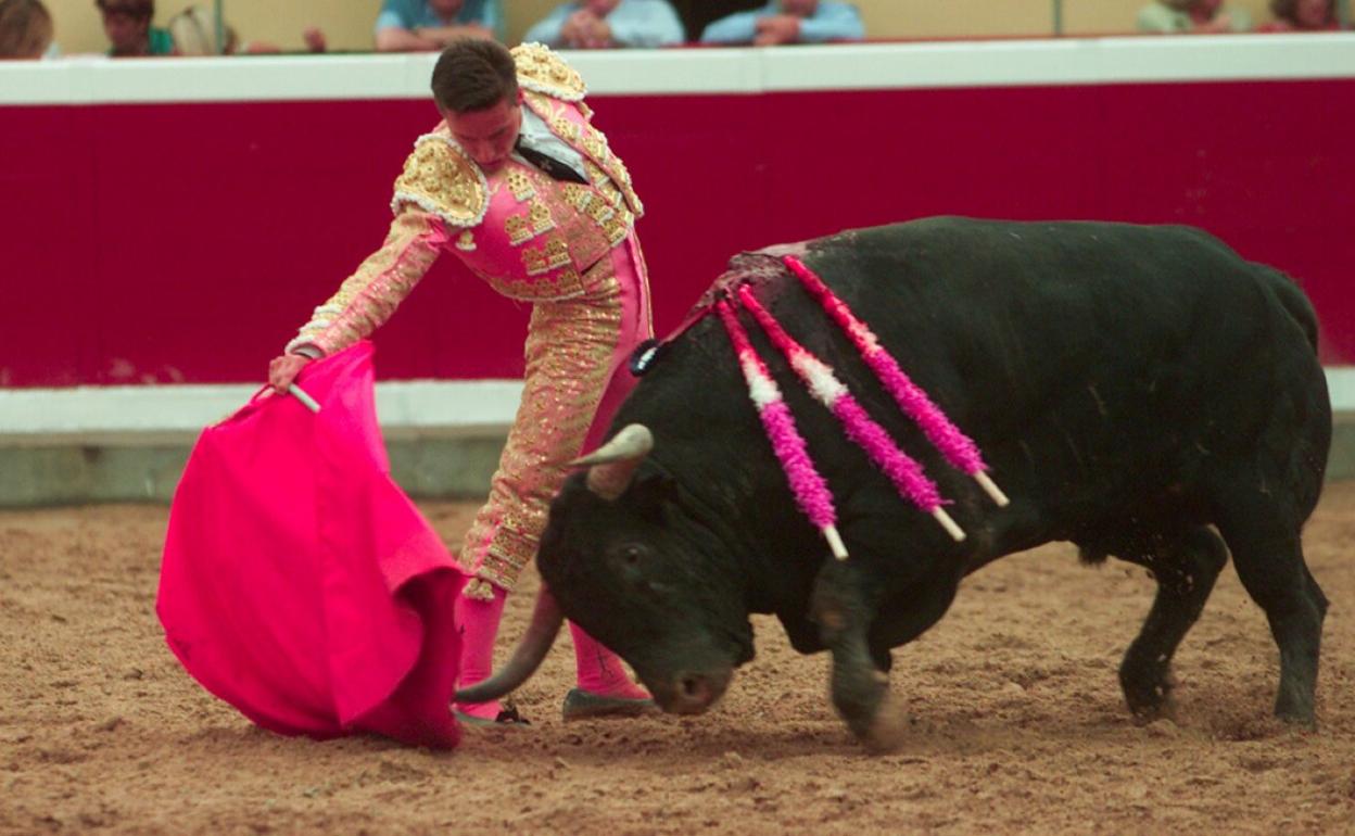 Diego Urdiales, durante su faena en la primera corrida de la feria de San Mateo del año 2001, el día de la inauguración de la nueva plaza de toros de La Ribera.