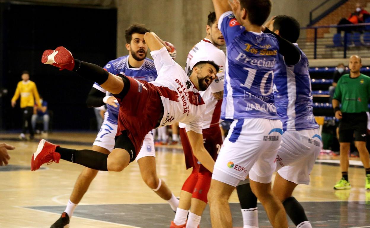 Agus Casado marca un tanto acrobático ante el recién ascendido Cisne en el curso 2020/21. 