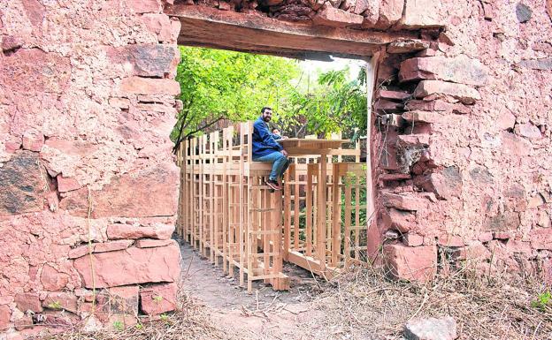 El artífice. Iker Pastor, sentado en primer lugar en una de las sillas de la obra.