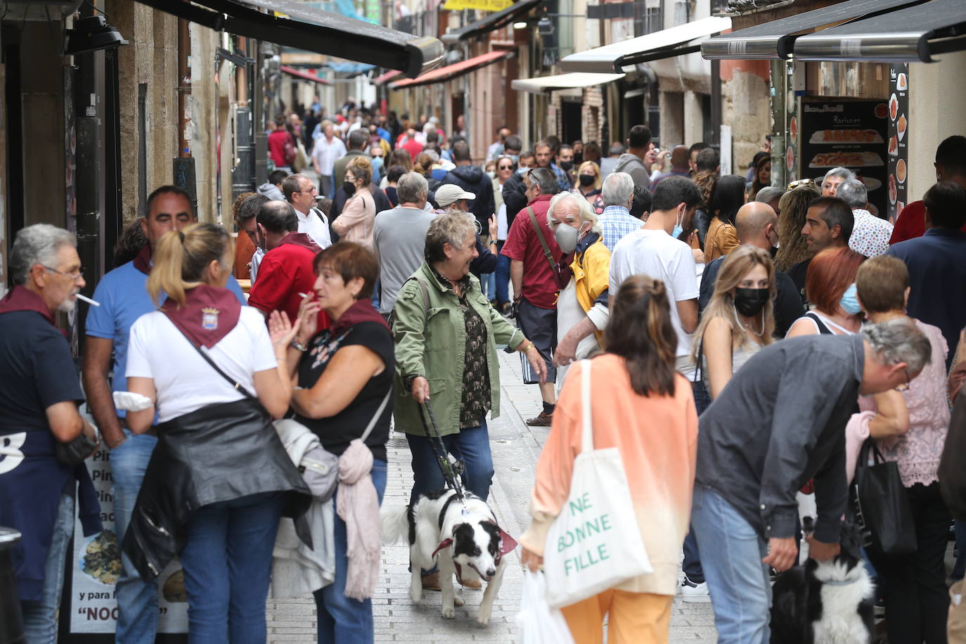 A pesar de no la ausencia de cohete, numerosos logroñeses han salido de casa para celebrar el inicio de las fiestas