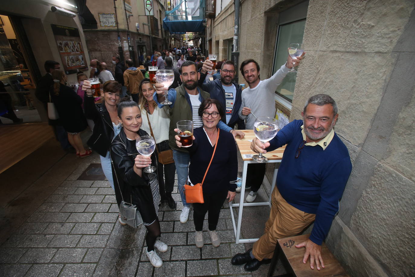 A pesar de no la ausencia de cohete, numerosos logroñeses han salido de casa para celebrar el inicio de las fiestas