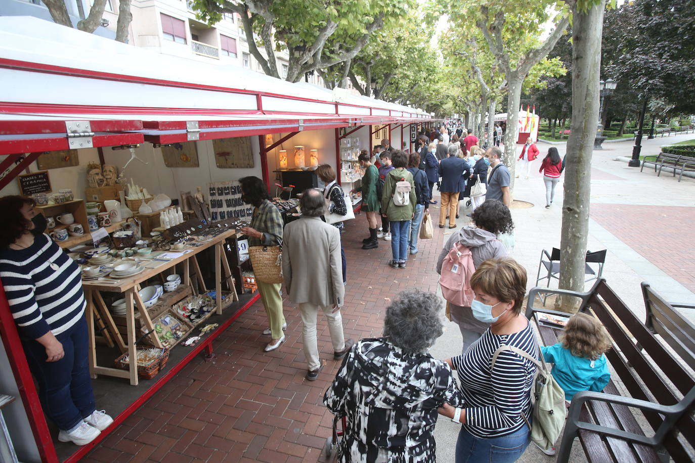 A pesar de no la ausencia de cohete, numerosos logroñeses han salido de casa para celebrar el inicio de las fiestas