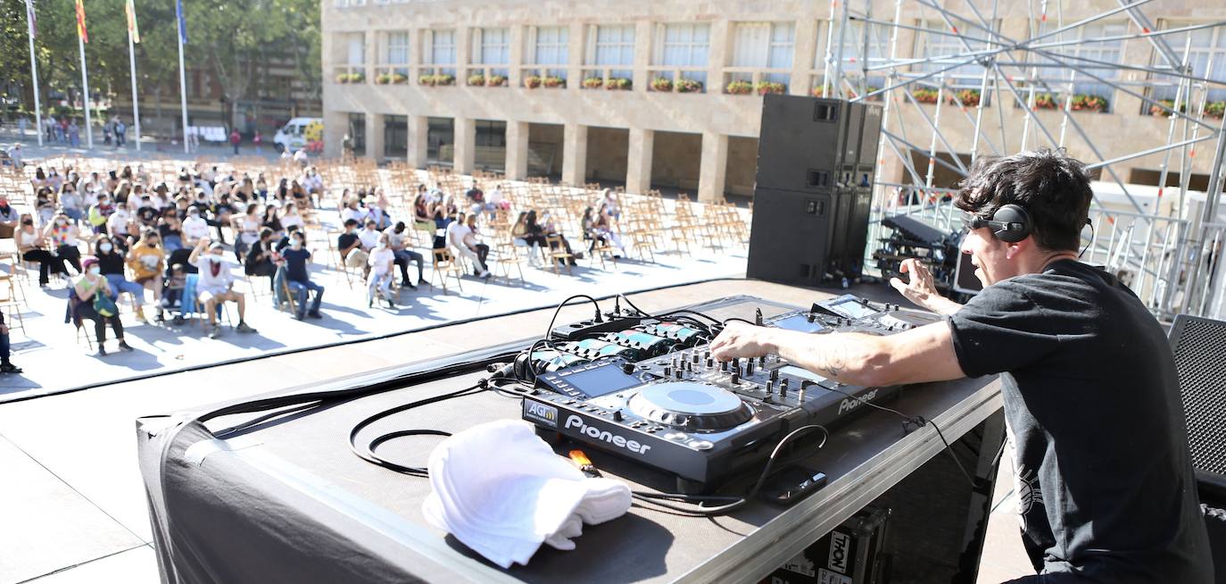 El DJ Alexander Som ha abierto el programa de actuaciones musicales en la plaza del Ayuntamiento