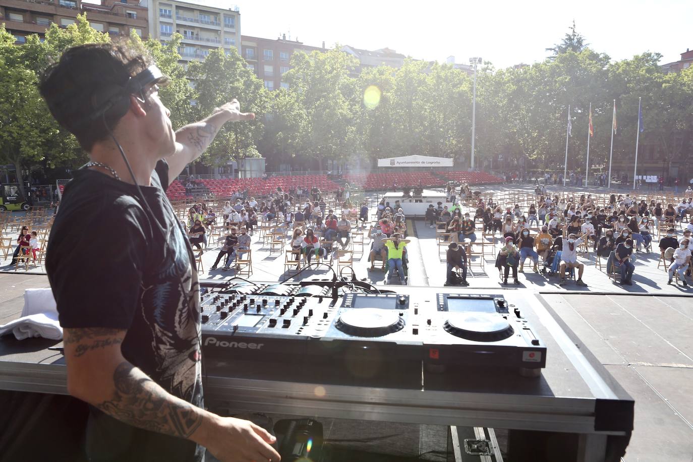 El DJ Alexander Som ha abierto el programa de actuaciones musicales en la plaza del Ayuntamiento