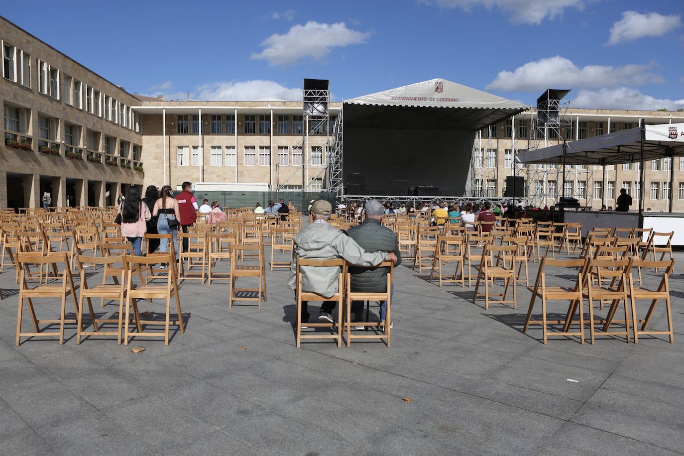 El DJ Alexander Som ha abierto el programa de actuaciones musicales en la plaza del Ayuntamiento