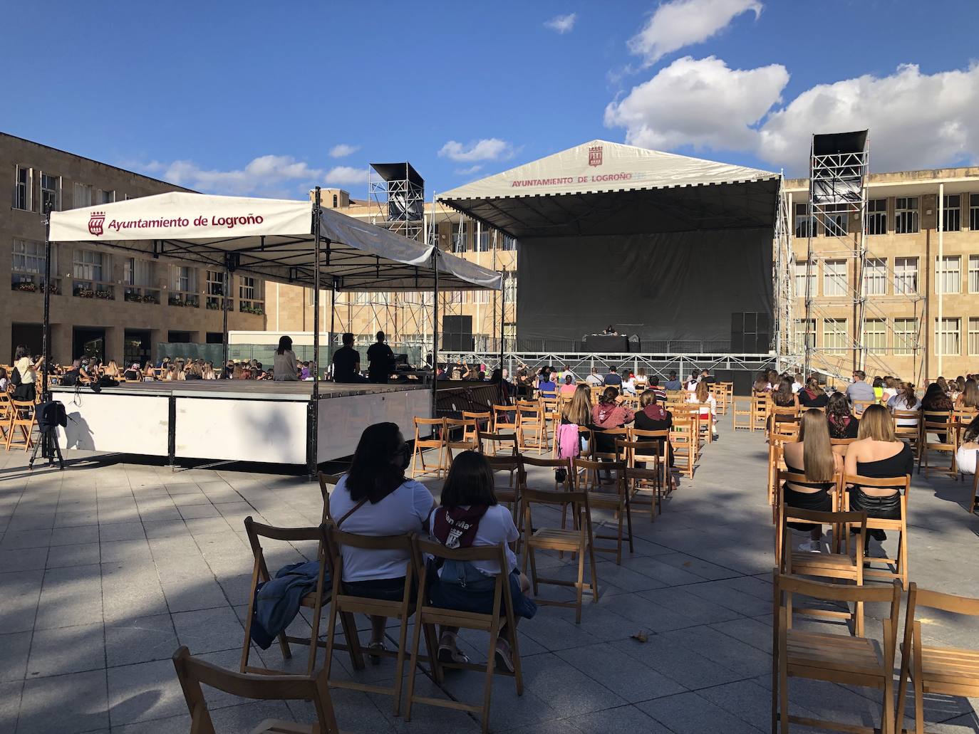 El DJ Alexander Som ha abierto el programa de actuaciones musicales en la plaza del Ayuntamiento