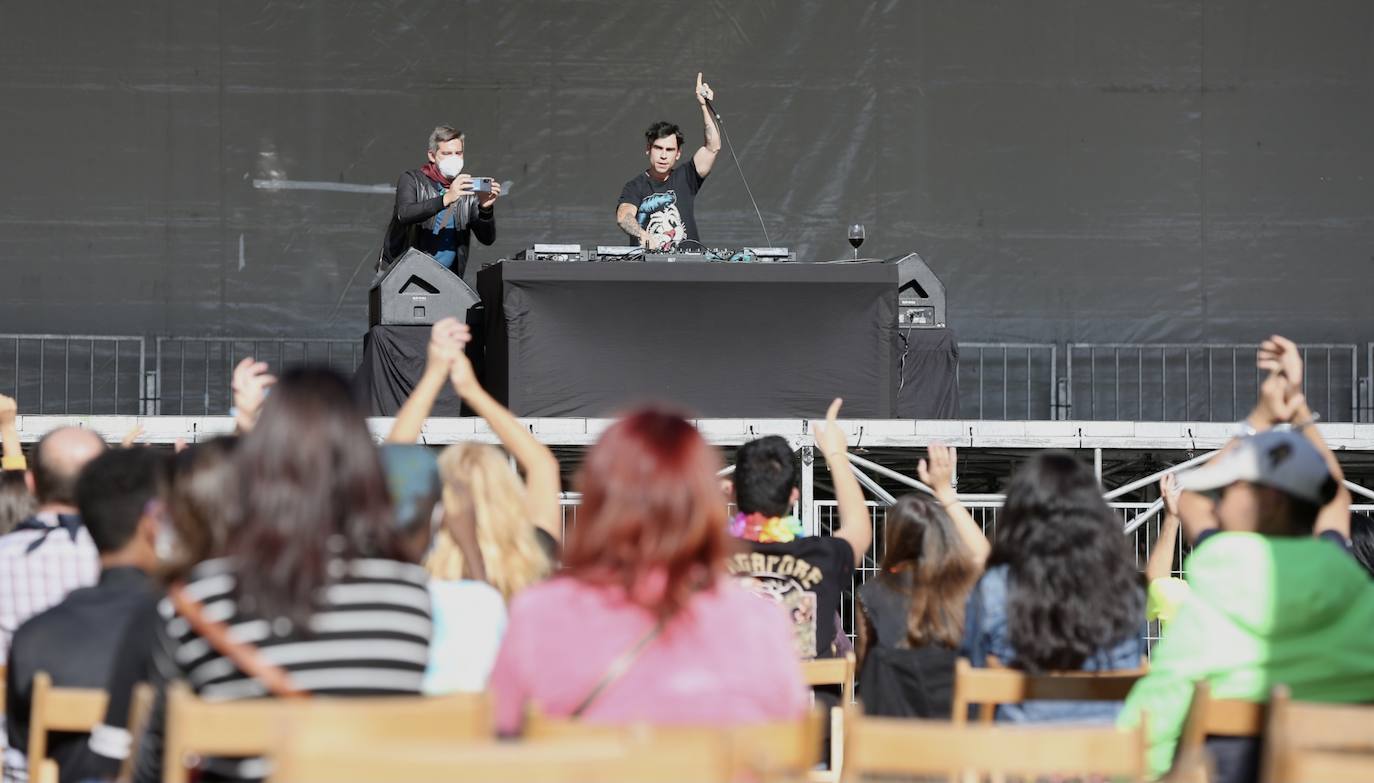 El DJ Alexander Som ha abierto el programa de actuaciones musicales en la plaza del Ayuntamiento