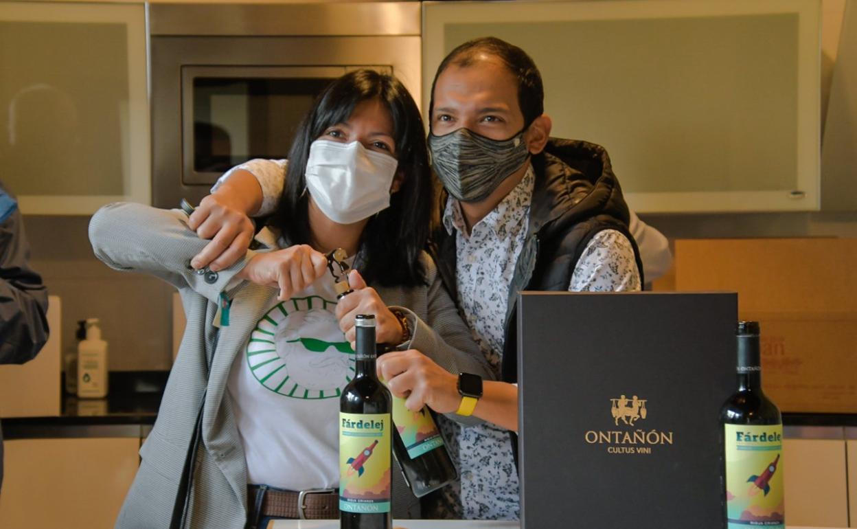 Dos de los asistentes ayer a la visita a bodegas Ontañón. 