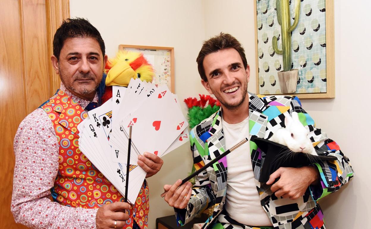 Los magos Cid y Alcalá posan en Villamediana de Iregua durante un ensayo. 