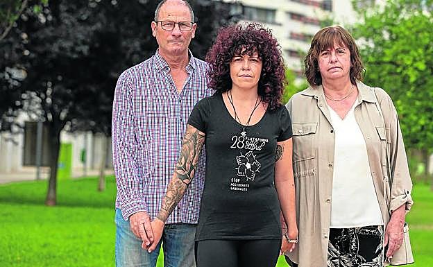 Santiago y María Jesús, padres de Daniel Almonacid, junto a su viuda, Alba Carcedo.