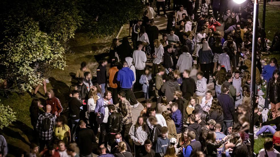 La noche de fiesta logroñesa acaba en un botellón histórico en el parque del Ebro