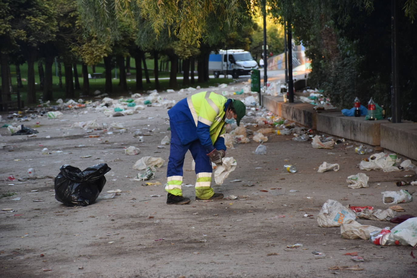 Fotos: Así quedó el Ebro tras el botellón en la primera noche de fiesta matea