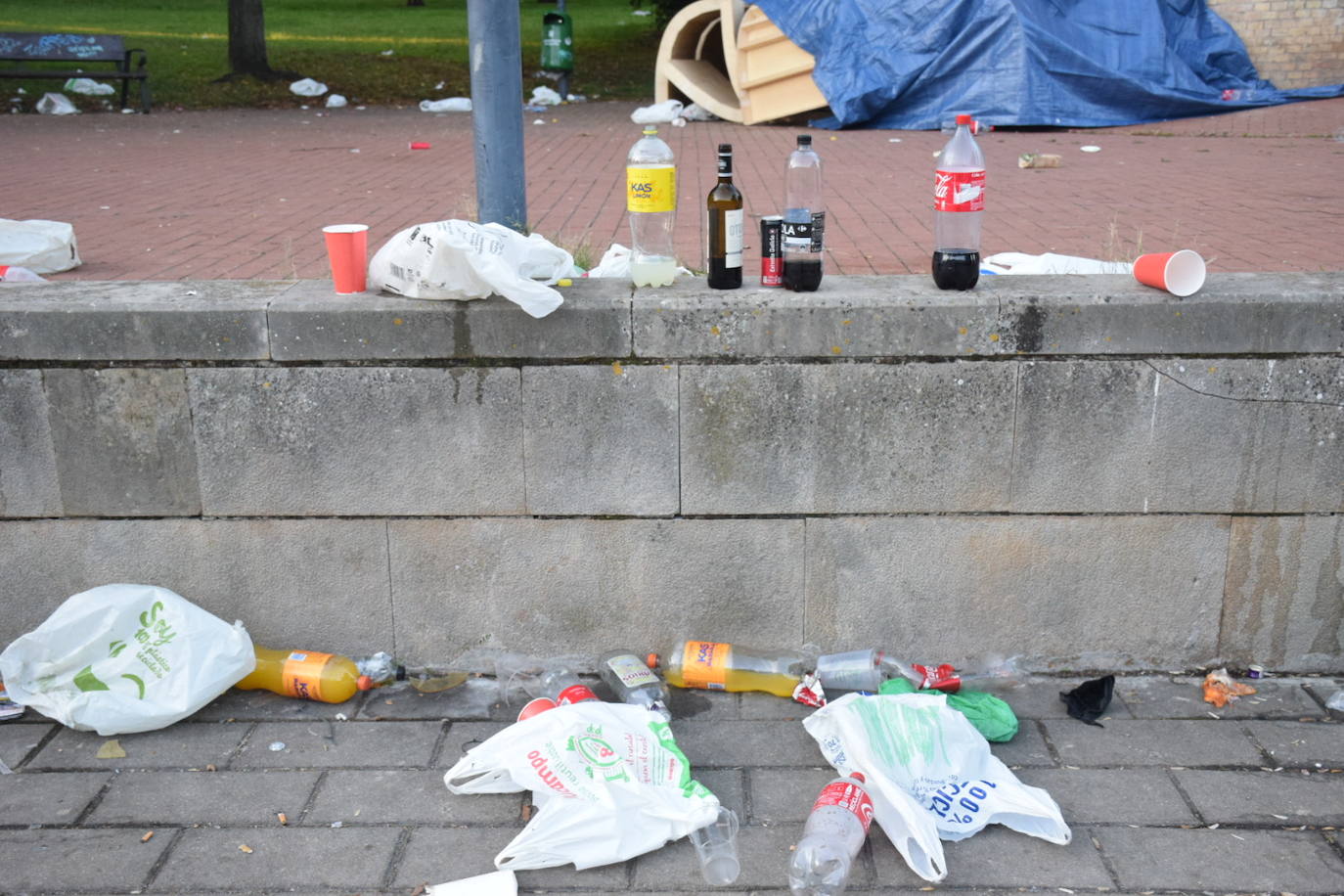 Fotos: Así quedó el Ebro tras el botellón en la primera noche de fiesta matea