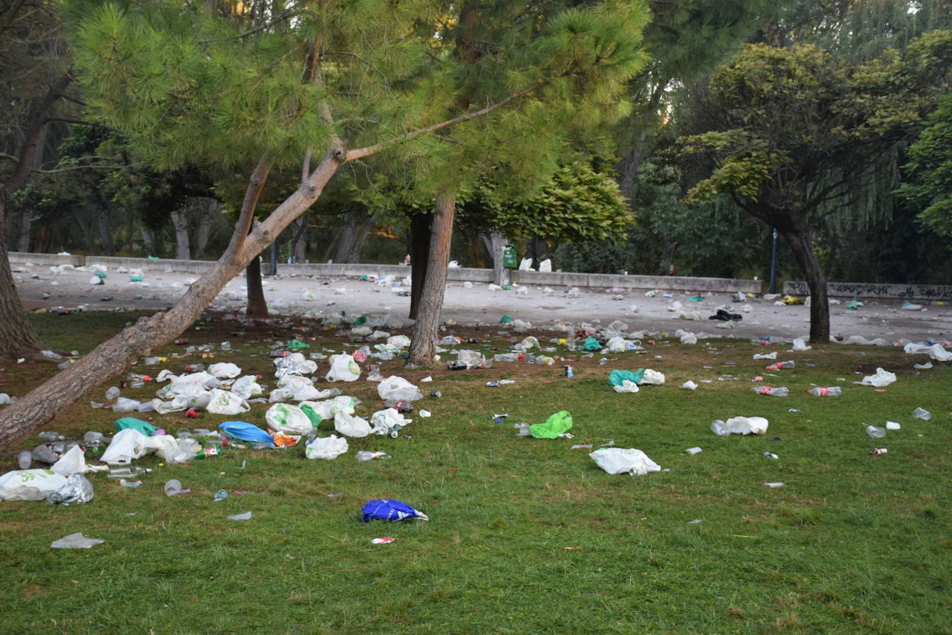 Fotos: Así quedó el Ebro tras el botellón en la primera noche de fiesta matea