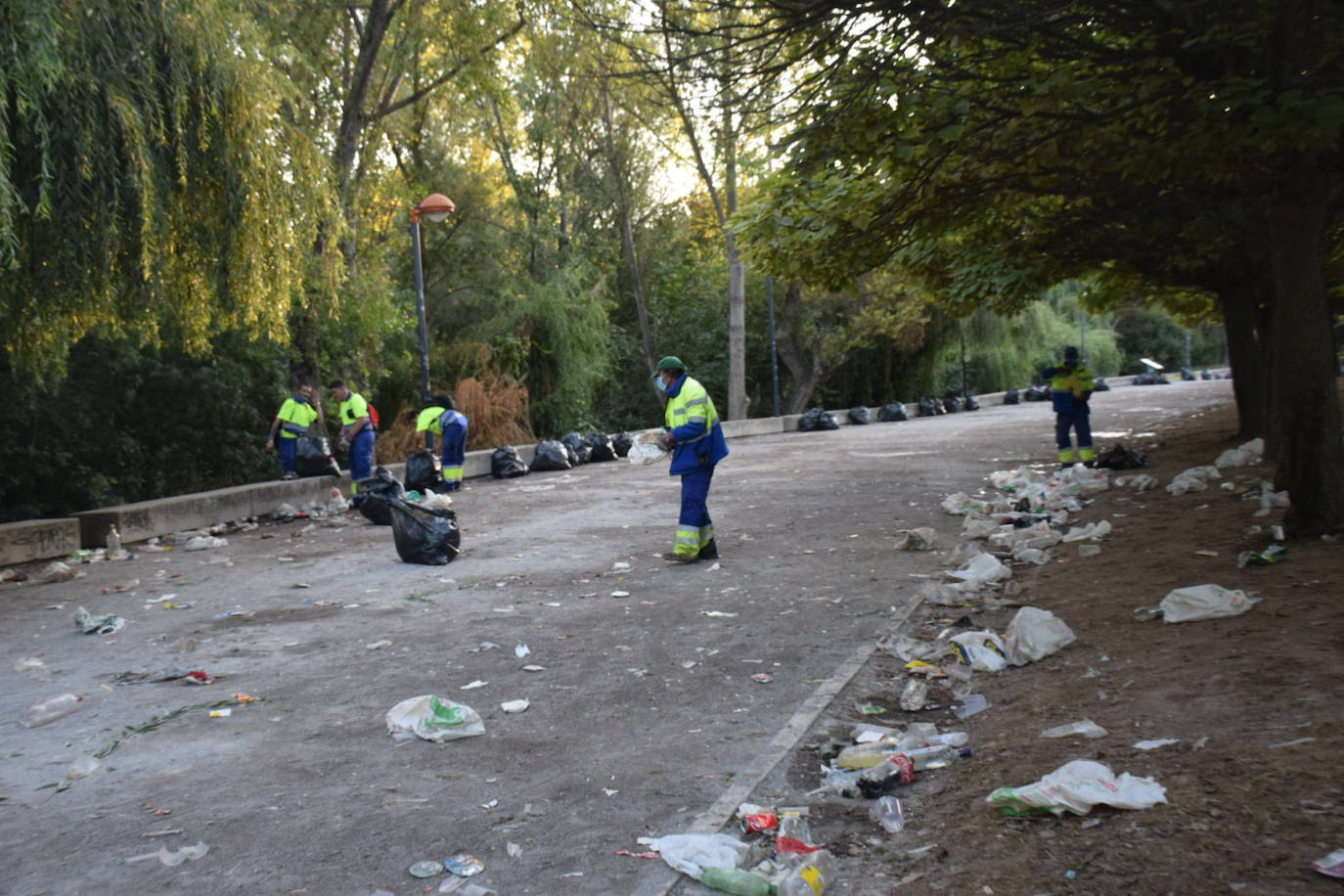 Fotos: Así quedó el Ebro tras el botellón en la primera noche de fiesta matea