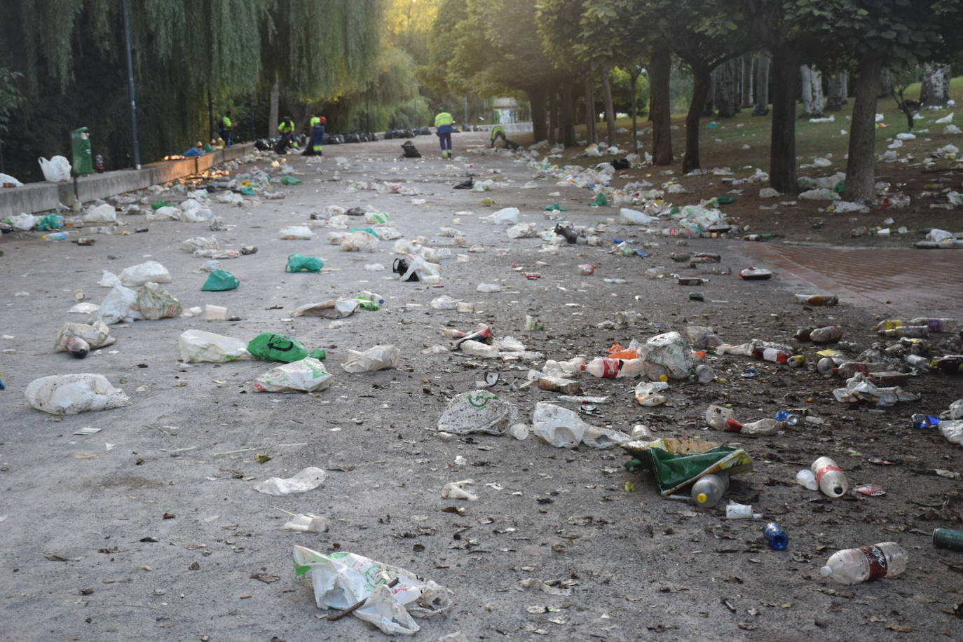 Fotos: Así quedó el Ebro tras el botellón en la primera noche de fiesta matea