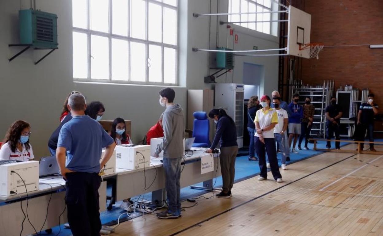 Colas para recibir una dosis de la vacuna en el polideportivo de la Almudena de la Universidad Complutense (UCM) 