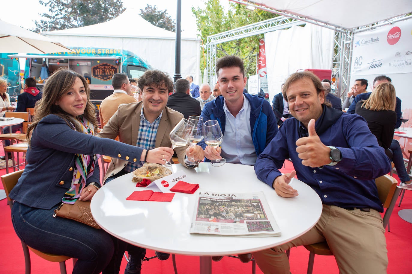 Este lunes los presentes han podido degustar las especialidades culinarias de The Way y los vinos de Bodegas Tobía. 