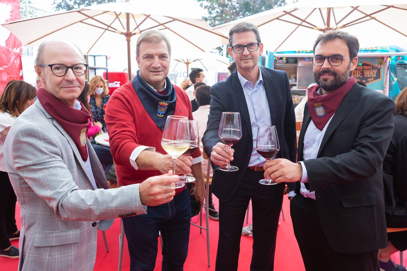 Este lunes los presentes han podido degustar las especialidades culinarias de The Way y los vinos de Bodegas Tobía. 