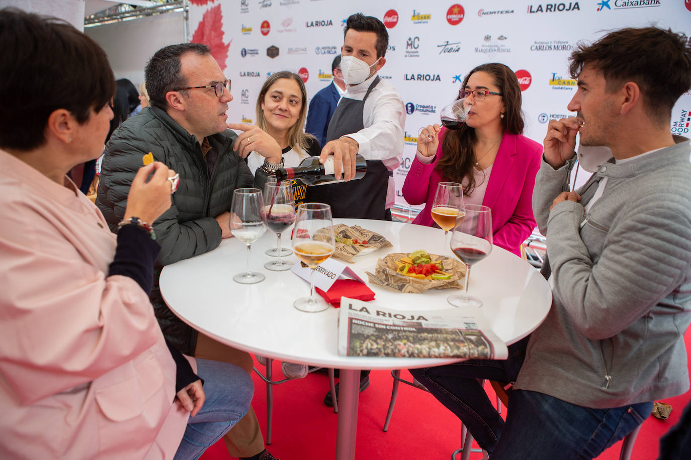 Este lunes los presentes han podido degustar las especialidades culinarias de The Way y los vinos de Bodegas Tobía. 