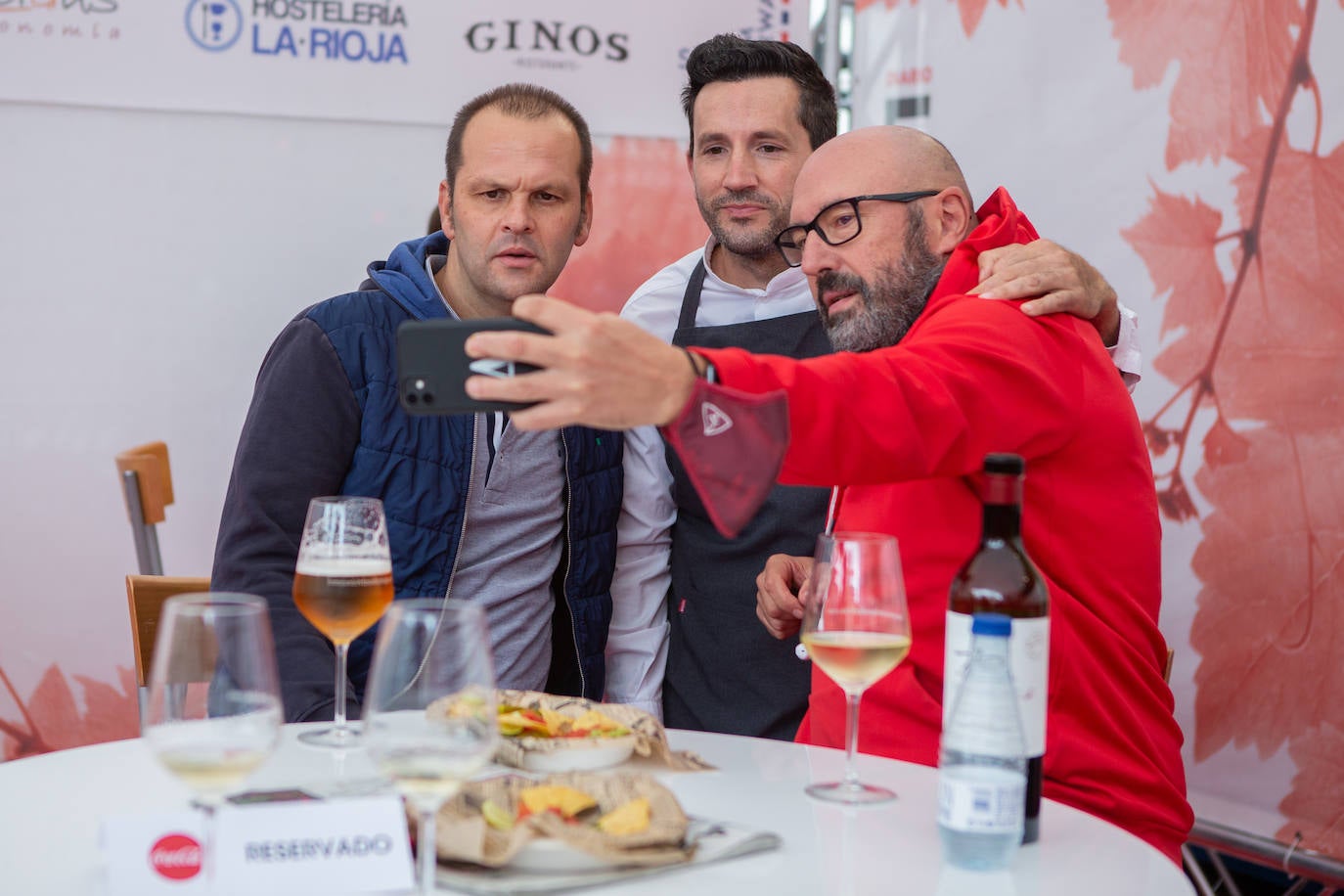 Este lunes los presentes han podido degustar las especialidades culinarias de The Way y los vinos de Bodegas Tobía. 