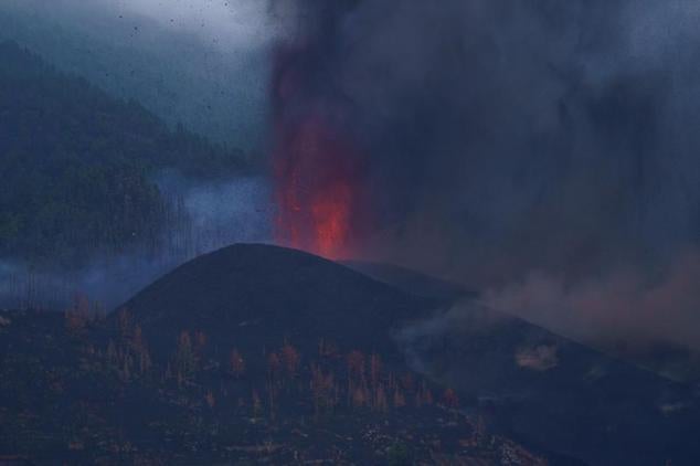 El Instituto Volcanológico de Canarias (Involcán) detectó ayer un incremento de la actividad explosiva de las bocas del volcán.