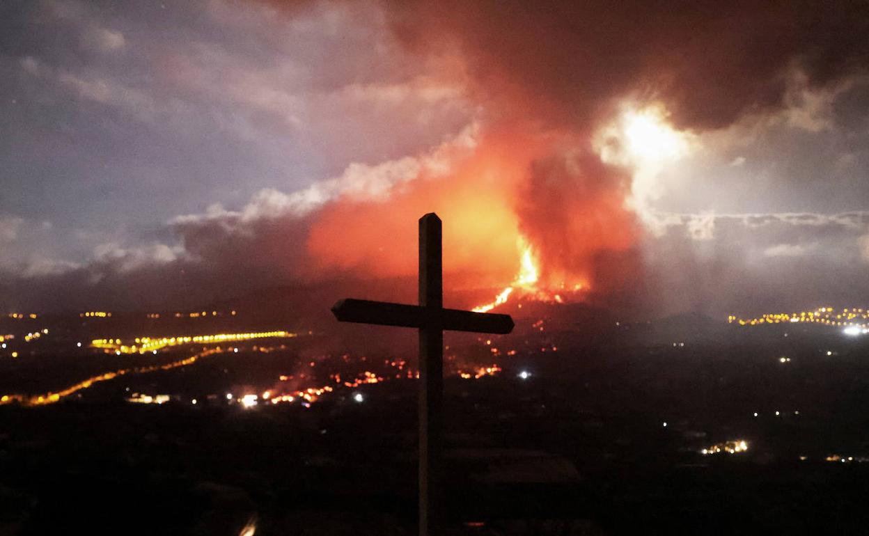 Columna de cenizas y vapores elevándose sobre el volcán de Cumbre Vieja.