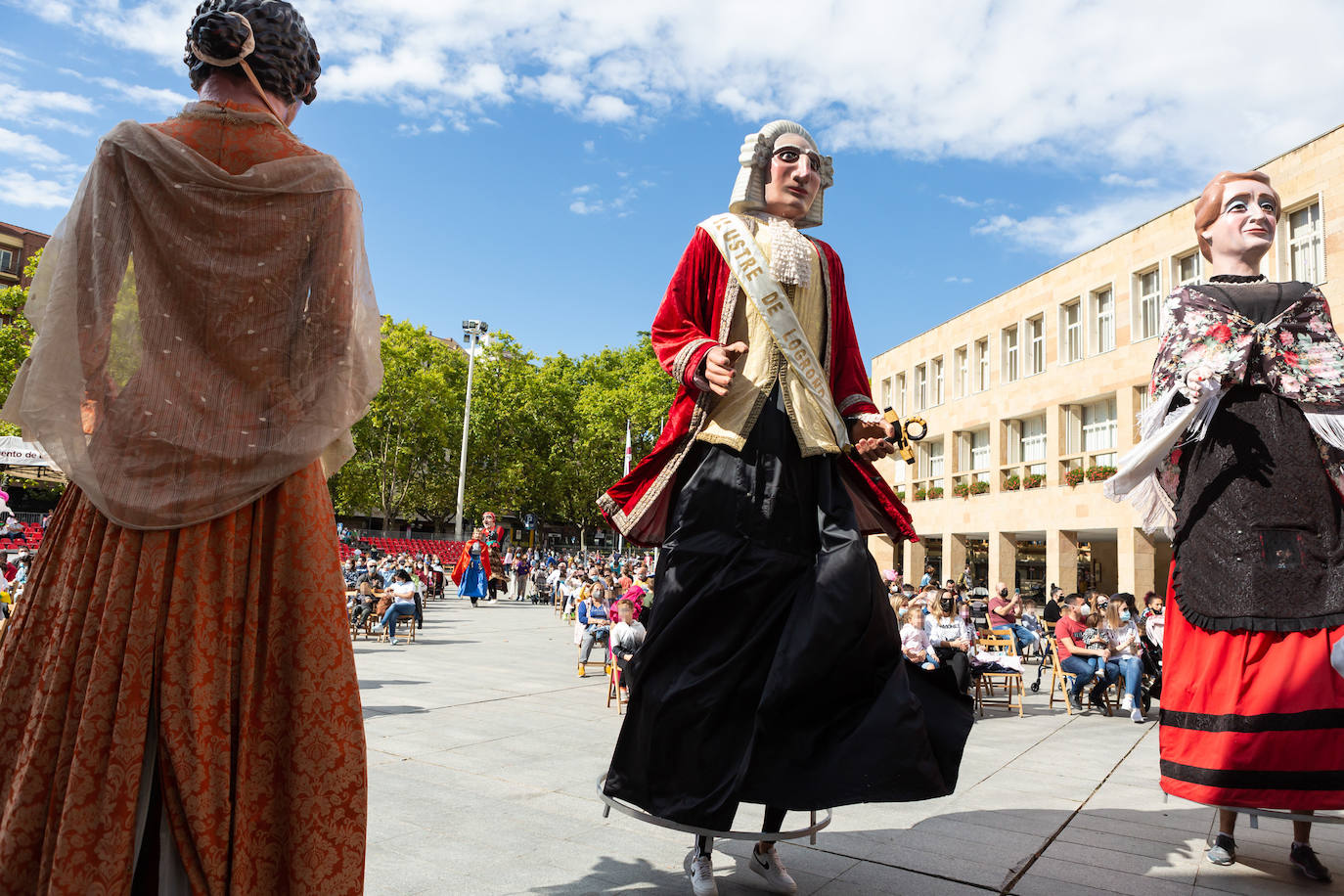 Fotos: Los Gigantes y cabezudos reaparecen en Logroño