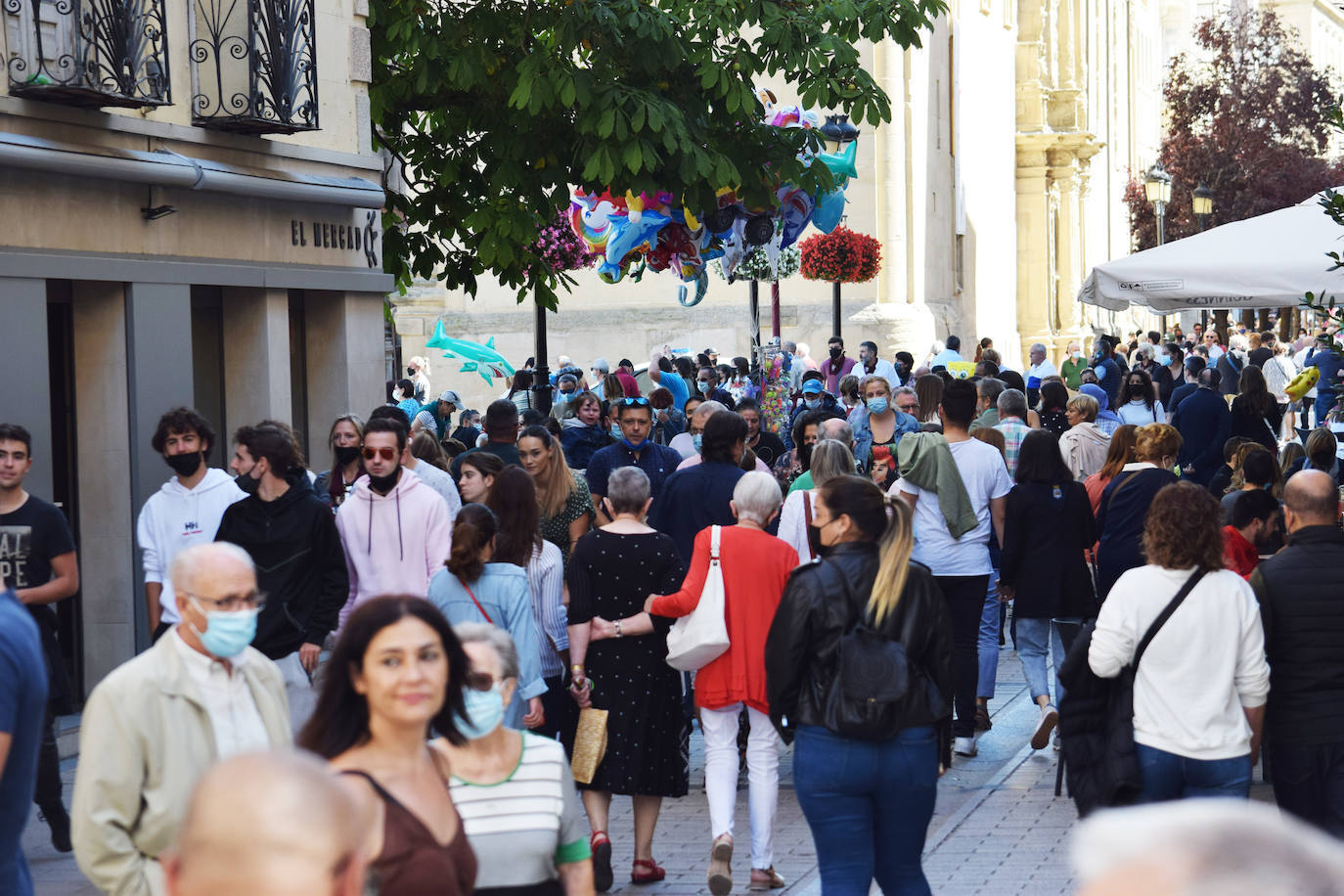 Gente paseando por Portales estos días de San Mateo. 