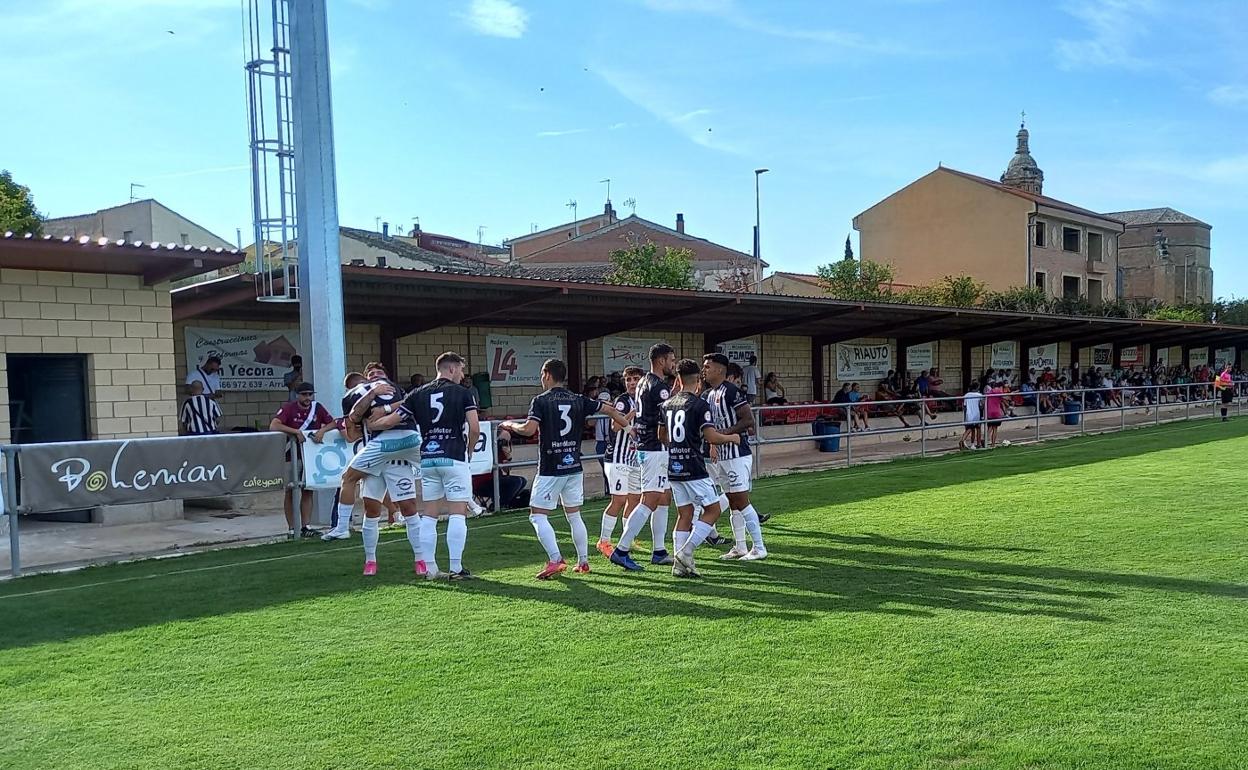 Los jugadores del Haro festejan el primer gol anotado en la liga, en el campo de San Roque, frente al Agoncillo. 